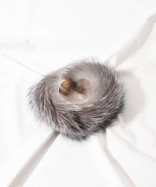 arron（アローン）の「【W】【arron】ワイドフォックスファーバングル（バングル/リストバンド・レディース・ホワイト/グレー・FREE）」の5枚目の写真