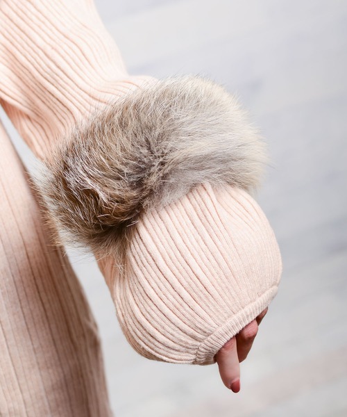 arron（アローン）の「【W】【arron】ワイドフォックスファーバングル（バングル/リストバンド・レディース・ホワイト/グレー・FREE）」の3枚目の写真