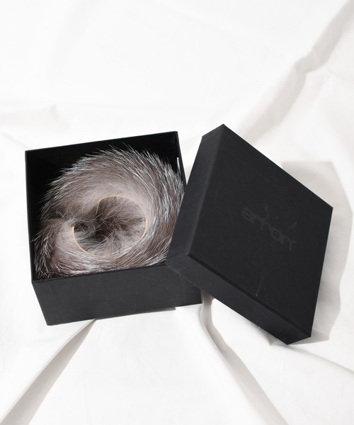 arron（アローン）の「【W】【arron】ワイドフォックスファーバングル（バングル/リストバンド・レディース・ホワイト/グレー・FREE）」の6枚目の写真