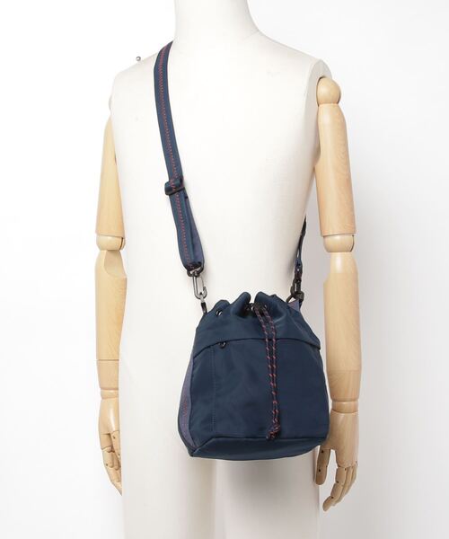 plain-me（プレインミー）の「plain-me ナイロン光沢巾着バッグ（ショルダーバッグ・メンズ・ネイビー・FREE）」の5枚目の写真