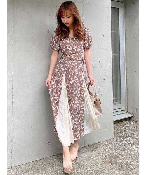 RESEXXY(リゼクシー)の「ボリュームスリーブ切替ワンピース(ワンピース・レディース・ブラック/ベージュ/ブラウン・FREE)」の8枚目の写真