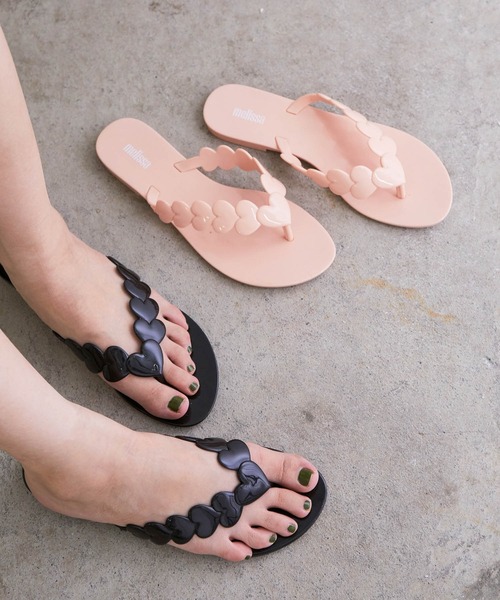 MADEMOISELLE ROPE'（マドモアゼル ロペ）の「【melissa】ラブ トングサンダル（サンダル・レディース・ベージュ/ブラック・37/38/36）」の2枚目の写真