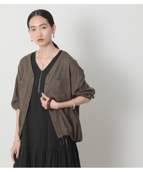 crie conforto（クリーコンフォルト）の「バックツイストＳＨ（シャツ/ブラウス・レディース・ブラック/オフホワイト/カーキ・MEDIUM/LARGE）」の3枚目の写真