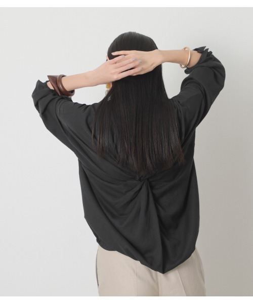 crie conforto（クリーコンフォルト）の「バックツイストＳＨ（シャツ/ブラウス・レディース・ブラック/オフホワイト/カーキ・MEDIUM/LARGE）」の7枚目の写真