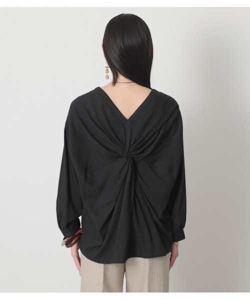 crie conforto（クリーコンフォルト）の「バックツイストＳＨ（シャツ/ブラウス・レディース・ブラック/オフホワイト/カーキ・MEDIUM/LARGE）」の13枚目の写真