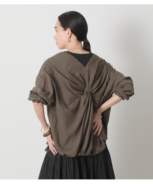 crie conforto（クリーコンフォルト）の「バックツイストＳＨ（シャツ/ブラウス・レディース・ブラック/オフホワイト/カーキ・MEDIUM/LARGE）」の8枚目の写真