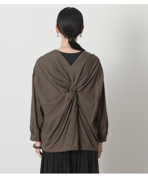 crie conforto（クリーコンフォルト）の「バックツイストＳＨ（シャツ/ブラウス・レディース・ブラック/オフホワイト/カーキ・MEDIUM/LARGE）」の14枚目の写真