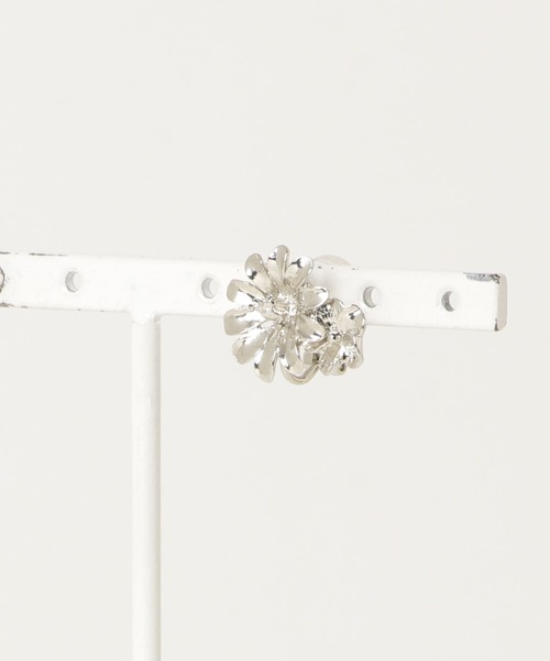 Zoule（ゾーラ）の「zoule ゾーラ：flower フラワー イヤーカフ（イヤーカフ・レディース・ゴールド/シルバー・FREE）」の4枚目の写真