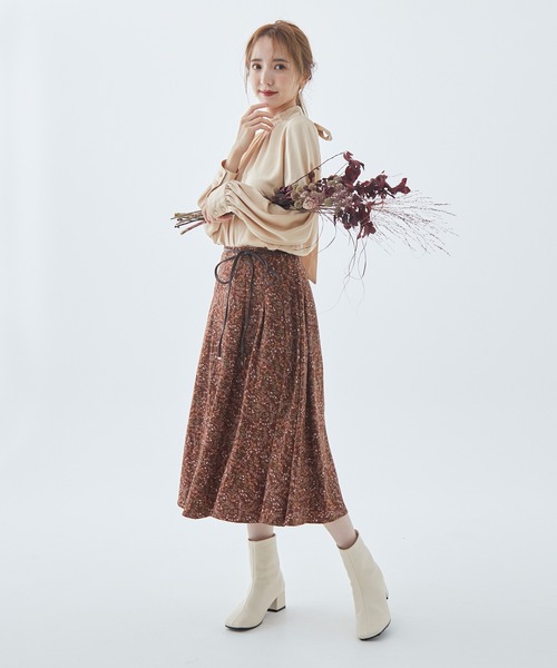 Fabulous Angela（ファビュラスアンジェラ）の「サテンボウタイブラウス（シャツ/ブラウス・レディース・アイボリー/カーキ/ベージュ・FREE）」の5枚目の写真