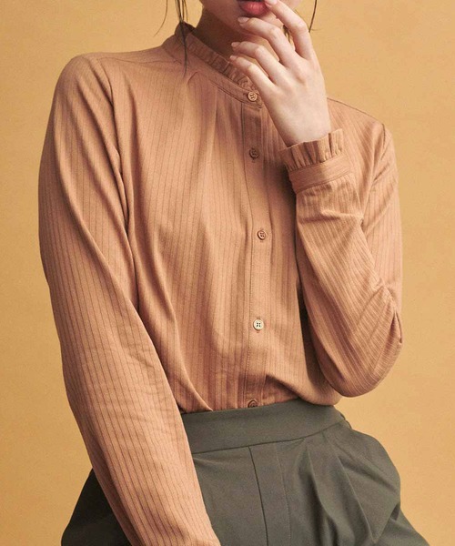 IEDIT（イディット）の「きちんと見えて伸びやかな　スタンドフリルが女性らしい吸汗速乾ブラウス（シャツ/ブラウス・レディース・キャメル/ホワイト/ネイビー・LARGE/XX-LARGE/SMALL/X-LARGE/MEDIUM）」の3枚目の写真