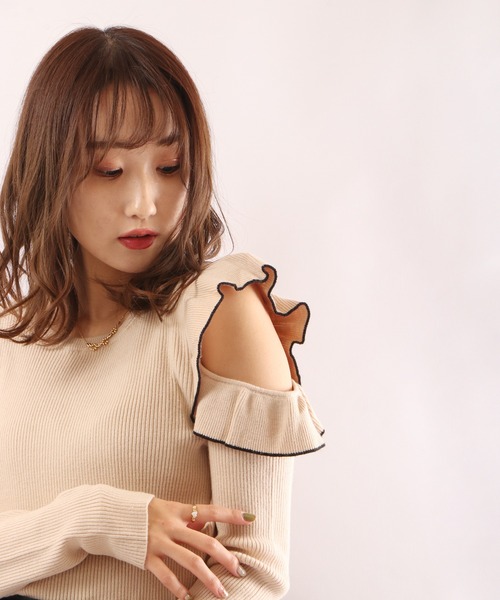 Brownie(ブラウニー)の「Brownie オープンフリルショルダーリブニット(ニット/セーター・レディース・パープル/アイボリー/グレイッシュベージュ・FREE)」の6枚目の写真
