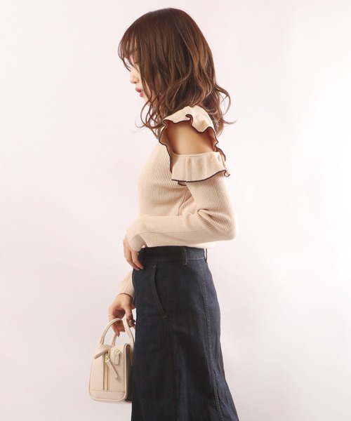 Brownie(ブラウニー)の「Brownie オープンフリルショルダーリブニット(ニット/セーター・レディース・パープル/アイボリー/グレイッシュベージュ・FREE)」の7枚目の写真