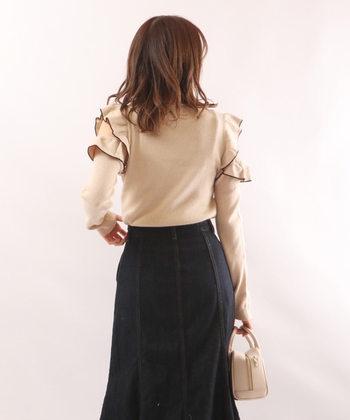 Brownie(ブラウニー)の「Brownie オープンフリルショルダーリブニット(ニット/セーター・レディース・パープル/アイボリー/グレイッシュベージュ・FREE)」の8枚目の写真