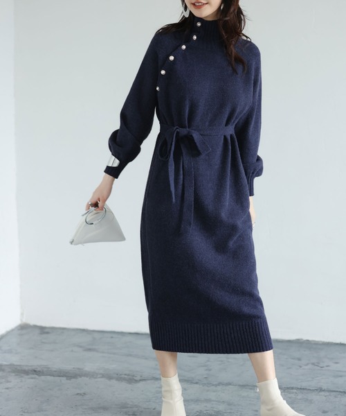 SAISON DE PAPILLON（セゾンドパピヨン）の「斜めボタンデザインハイネックコクーンニットワンピース（ワンピース・レディース・ネイビー/グレー/ベージュ・L/M）」の3枚目の写真