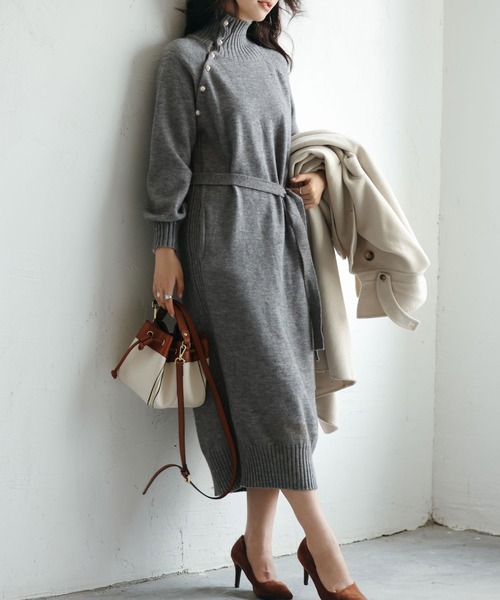 SAISON DE PAPILLON（セゾンドパピヨン）の「斜めボタンデザインハイネックコクーンニットワンピース（ワンピース・レディース・ネイビー/グレー/ベージュ・L/M）」の2枚目の写真