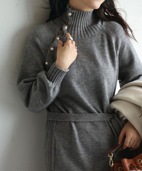 SAISON DE PAPILLON（セゾンドパピヨン）の「斜めボタンデザインハイネックコクーンニットワンピース（ワンピース・レディース・ネイビー/グレー/ベージュ・L/M）」の16枚目の写真