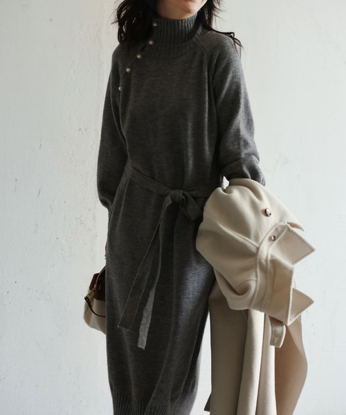 SAISON DE PAPILLON（セゾンドパピヨン）の「斜めボタンデザインハイネックコクーンニットワンピース（ワンピース・レディース・ネイビー/グレー/ベージュ・L/M）」の5枚目の写真