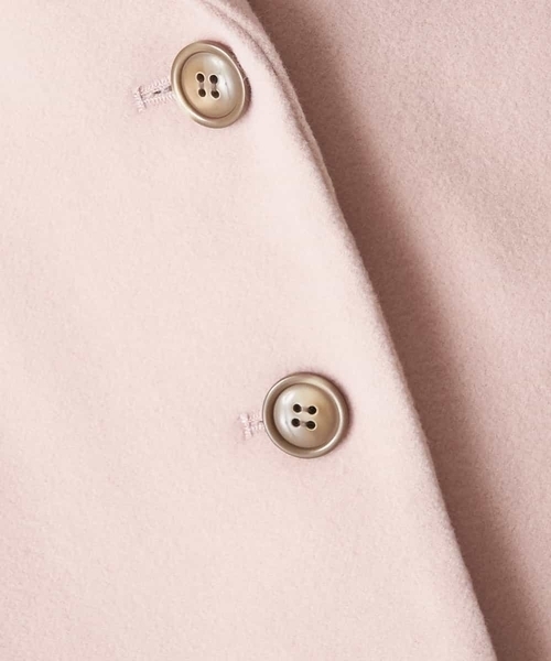 A de a.v.v（アードアー・ヴェ・ヴェ）の「フェイクウール袖ボリュームショートアウター（チェスターコート・レディース・カーキ/ライトピンク/ブラック・38/36）」の7枚目の写真