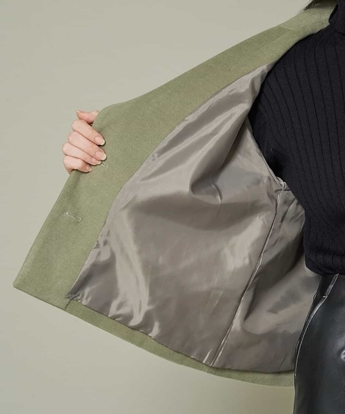 A de a.v.v（アードアー・ヴェ・ヴェ）の「フェイクウール袖ボリュームショートアウター（チェスターコート・レディース・カーキ/ライトピンク/ブラック・38/36）」の4枚目の写真