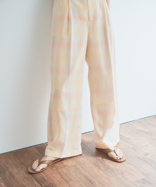 audrey and john wad(オードリーアンドジョンワッド)の「シアーオンブレーチェックセンタープレスワイドパンツ(その他パンツ・レディース・オレンジ/グレイッシュベージュ・S/M)」の20枚目の写真