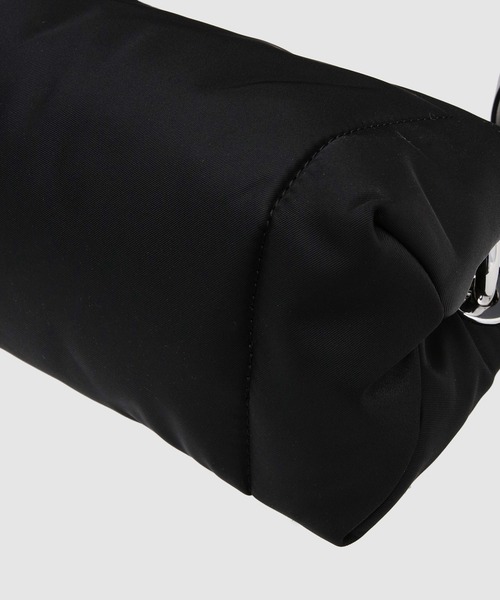 GANNI(ガニー)の「Pillow(ハンドバッグ・レディース・ブラック/ブルー/ピンク・ONE SIZE)」の6枚目の写真