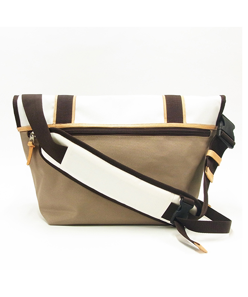 MAKAVELIC(マキャベリック)の「MAKAVELIC/マキャベリック/COSMICDAYS MESSENGER BAG(メッセンジャーバッグ・メンズ・ブラック/マルチ/ホワイト/ダークネイビー・FREE)」の18枚目の写真