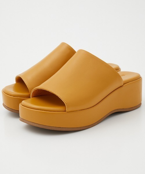 RODEO CROWNS WIDE BOWL(ロデオクラウンズワイドボウル)の「WEDGE SANDALS(サンダル・レディース・ブラック/イエロー系その他・MEDIUM/LARGE)」の1枚目の写真