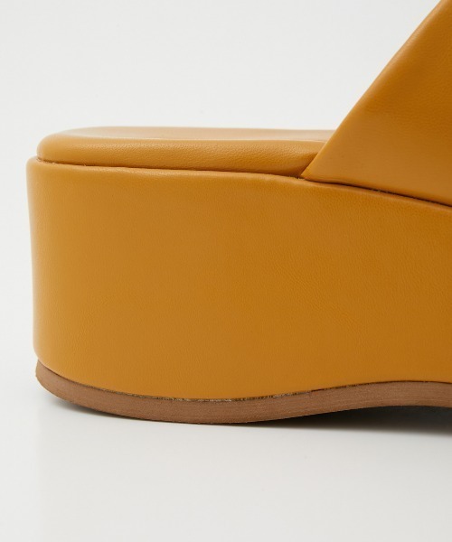 RODEO CROWNS WIDE BOWL(ロデオクラウンズワイドボウル)の「WEDGE SANDALS(サンダル・レディース・ブラック/イエロー系その他・MEDIUM/LARGE)」の3枚目の写真