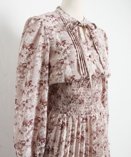 tocco closet(トッコ クローゼット)の「りぼん付きウエストシャーリングニュアンスフラワープリントプリーツワンピース(ワンピース・レディース・ピンク系その他/グレー・M)」の11枚目の写真