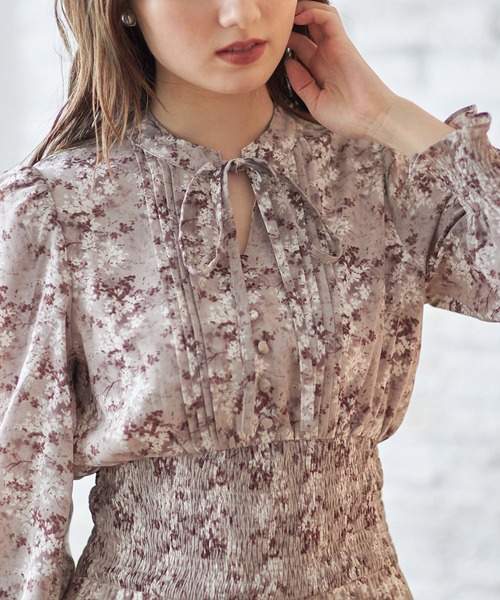 tocco closet(トッコ クローゼット)の「りぼん付きウエストシャーリングニュアンスフラワープリントプリーツワンピース(ワンピース・レディース・ピンク系その他/グレー・M)」の7枚目の写真