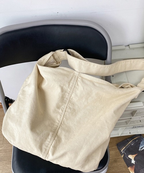 Revo.（レボ）の「大容量 ビッグサイズ キャンバス ショルダーバッグ / アジャスターベルト付き（ショルダーバッグ・レディース・カーキ/ブラック/アイボリー/レッド・FREE）」の16枚目の写真