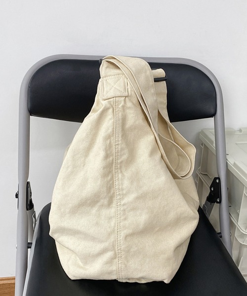 Revo.（レボ）の「大容量 ビッグサイズ キャンバス ショルダーバッグ / アジャスターベルト付き（ショルダーバッグ・レディース・カーキ/ブラック/アイボリー/レッド・FREE）」の11枚目の写真