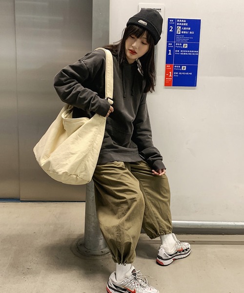 Revo.（レボ）の「大容量 ビッグサイズ キャンバス ショルダーバッグ / アジャスターベルト付き（ショルダーバッグ・レディース・カーキ/ブラック/アイボリー/レッド・FREE）」の15枚目の写真