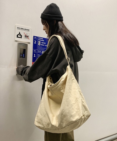 Revo.（レボ）の「大容量 ビッグサイズ キャンバス ショルダーバッグ / アジャスターベルト付き（ショルダーバッグ・レディース・カーキ/ブラック/アイボリー/レッド・FREE）」の10枚目の写真