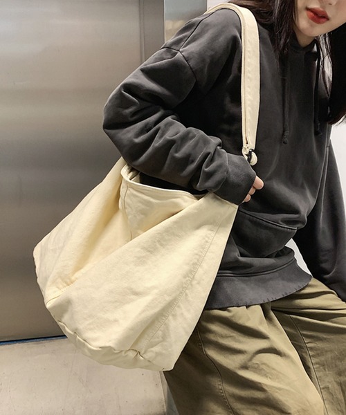 Revo.（レボ）の「大容量 ビッグサイズ キャンバス ショルダーバッグ / アジャスターベルト付き（ショルダーバッグ・レディース・カーキ/ブラック/アイボリー/レッド・FREE）」の21枚目の写真