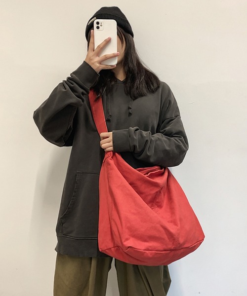 Revo.（レボ）の「大容量 ビッグサイズ キャンバス ショルダーバッグ / アジャスターベルト付き（ショルダーバッグ・レディース・カーキ/ブラック/アイボリー/レッド・FREE）」の7枚目の写真