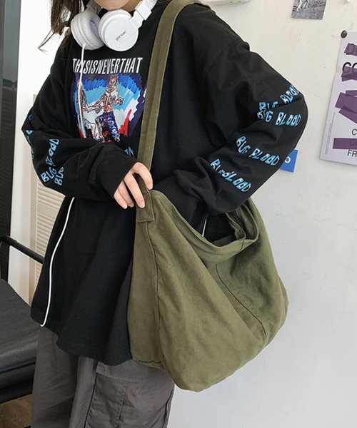 Revo.（レボ）の「大容量 ビッグサイズ キャンバス ショルダーバッグ / アジャスターベルト付き（ショルダーバッグ・レディース・カーキ/ブラック/アイボリー/レッド・FREE）」の9枚目の写真