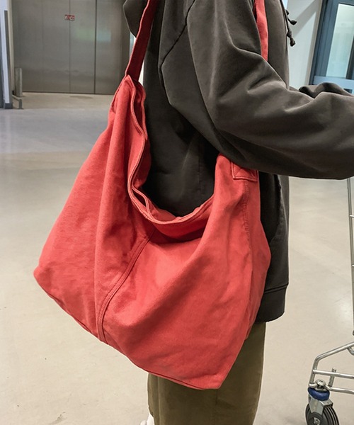 Revo.（レボ）の「大容量 ビッグサイズ キャンバス ショルダーバッグ / アジャスターベルト付き（ショルダーバッグ・レディース・カーキ/ブラック/アイボリー/レッド・FREE）」の6枚目の写真