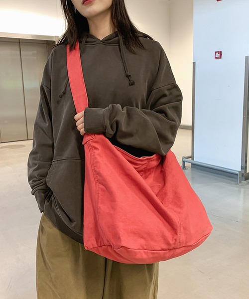 Revo.（レボ）の「大容量 ビッグサイズ キャンバス ショルダーバッグ / アジャスターベルト付き（ショルダーバッグ・レディース・カーキ/ブラック/アイボリー/レッド・FREE）」の18枚目の写真