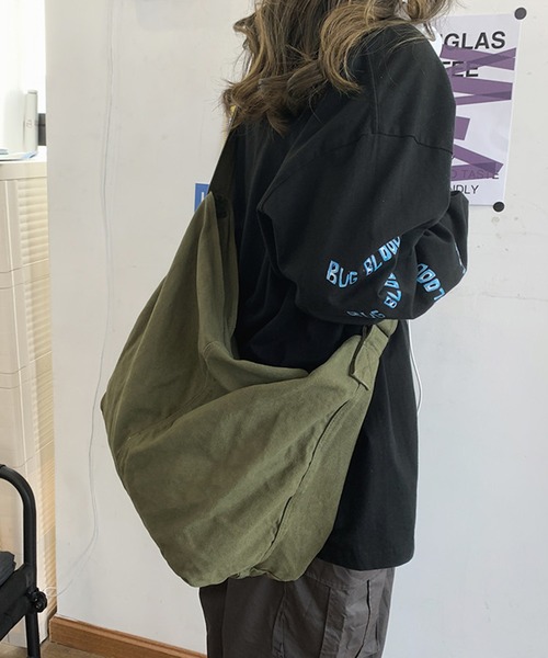 Revo.（レボ）の「大容量 ビッグサイズ キャンバス ショルダーバッグ / アジャスターベルト付き（ショルダーバッグ・レディース・カーキ/ブラック/アイボリー/レッド・FREE）」の14枚目の写真