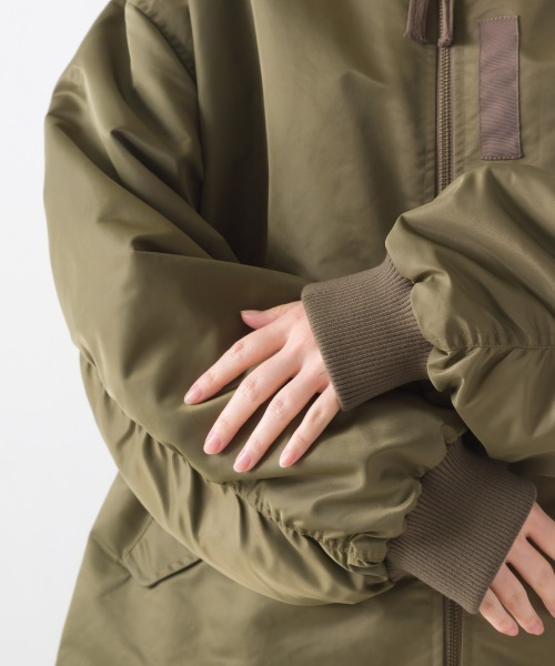 OMNES（オムネス）の「ナイロンAライン裾ボリュームブルゾン（ブルゾン・レディース・カーキ/ブラック・FREE）」の8枚目の写真