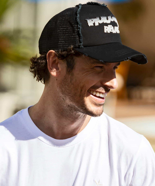 1piu1uguale3 RELAX（ウノピュウノウグァーレトレリラックス）の「1PIU1UGUALE3 RELAX(ウノピゥウノウグァーレトレ リラックス)グラデーション3Dロゴキャップ（キャップ・メンズ・ブラック/ホワイト・ONE SIZE）」の3枚目の写真