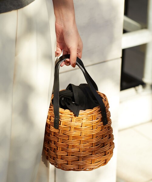 Aresense（アーセンス）の「BAGMATI/バグマティー ARULOG/アルログ レザーハンドルカゴバッグ（ハンドバッグ・レディース・ブラック・ONE SIZE）」の2枚目の写真