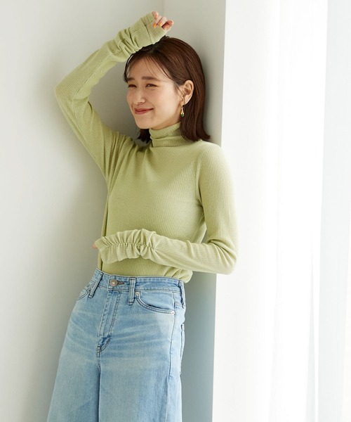 URBAN RESEARCH(アーバンリサーチ)の「シャーリングスリーブタートルネックカットソー(Tシャツ/カットソー・レディース・ピンク/ベージュ系その他/グリーン系その他・FREE)」の3枚目の写真