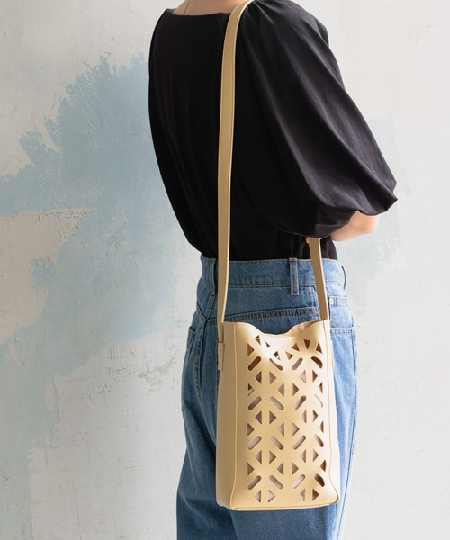 LEPSIM（レプシィム）の「フェイクレザーカットワークショルダー　184290（ショルダーバッグ・レディース・ベージュ/ブラウン・ONE SIZE）」の2枚目の写真