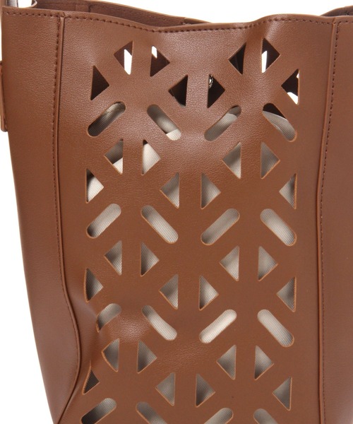 LEPSIM（レプシィム）の「フェイクレザーカットワークショルダー　184290（ショルダーバッグ・レディース・ベージュ/ブラウン・ONE SIZE）」の6枚目の写真