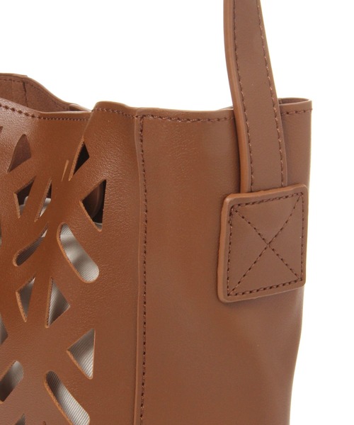 LEPSIM（レプシィム）の「フェイクレザーカットワークショルダー　184290（ショルダーバッグ・レディース・ベージュ/ブラウン・ONE SIZE）」の7枚目の写真