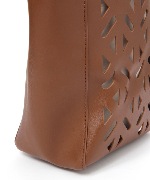 LEPSIM（レプシィム）の「フェイクレザーカットワークショルダー　184290（ショルダーバッグ・レディース・ベージュ/ブラウン・ONE SIZE）」の8枚目の写真