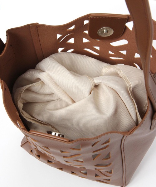 LEPSIM（レプシィム）の「フェイクレザーカットワークショルダー　184290（ショルダーバッグ・レディース・ベージュ/ブラウン・ONE SIZE）」の9枚目の写真