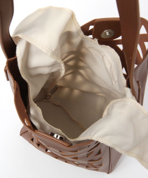 LEPSIM（レプシィム）の「フェイクレザーカットワークショルダー　184290（ショルダーバッグ・レディース・ベージュ/ブラウン・ONE SIZE）」の10枚目の写真